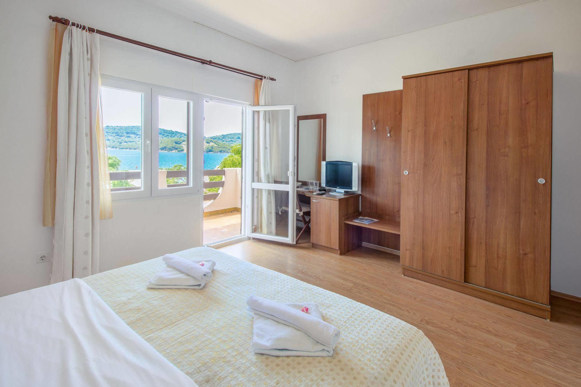 Hotel Plava Laguna Тисно Екстер'єр фото